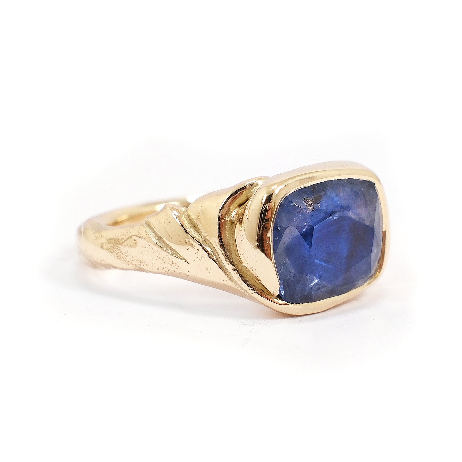 BI-COLOUR INCLUDED BLUE SAPPHIRE SILK RING #033