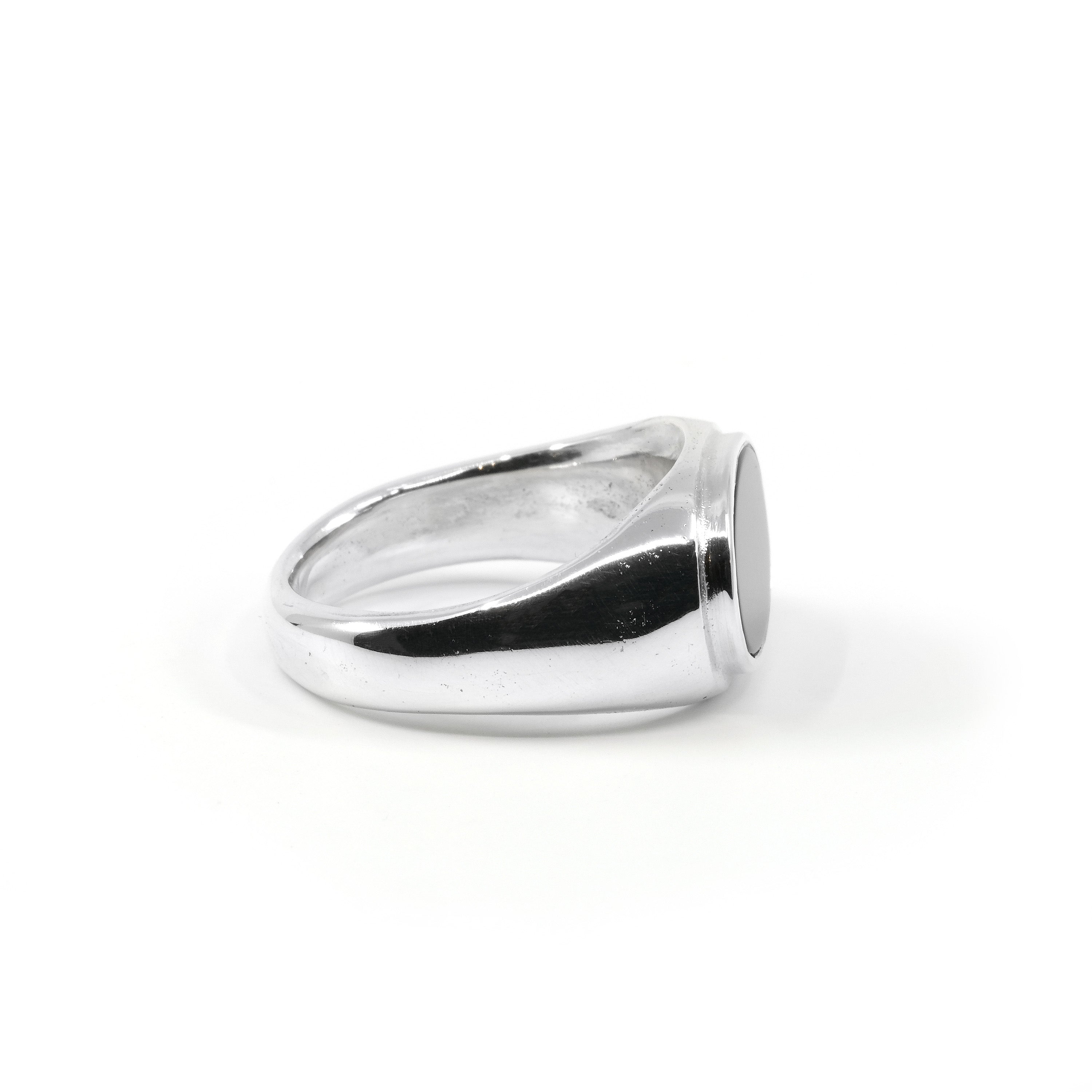 LANDSCAPE OVAL ONYX SIGNET