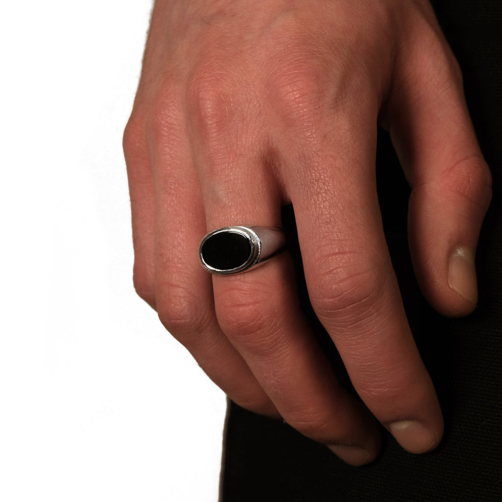 LANDSCAPE OVAL ONYX SIGNET